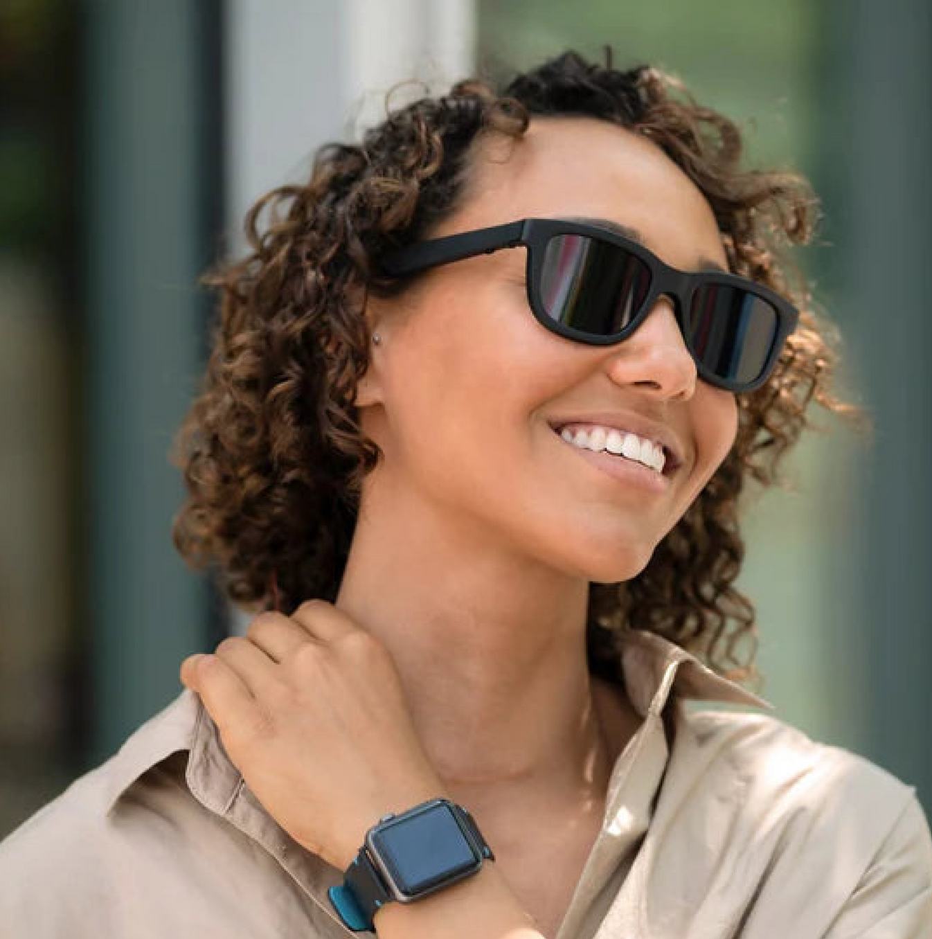 Chamelo Dusk Classic Smart Glasses – Lifestyle Shot Being Worn Outdoors